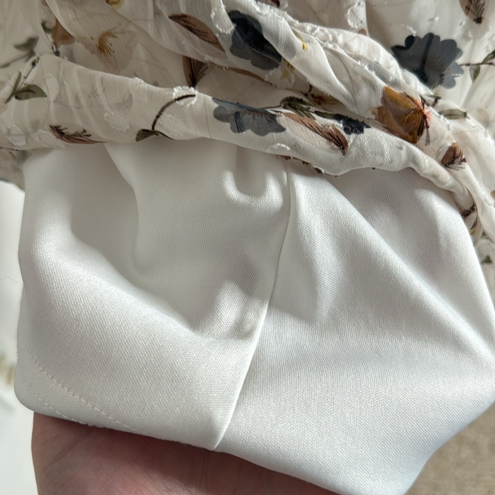 EUC BaeVely Floral Ruffle Blouse Size Medium - Picture 14 of 15